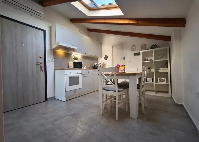 Diana,free Parking דירה